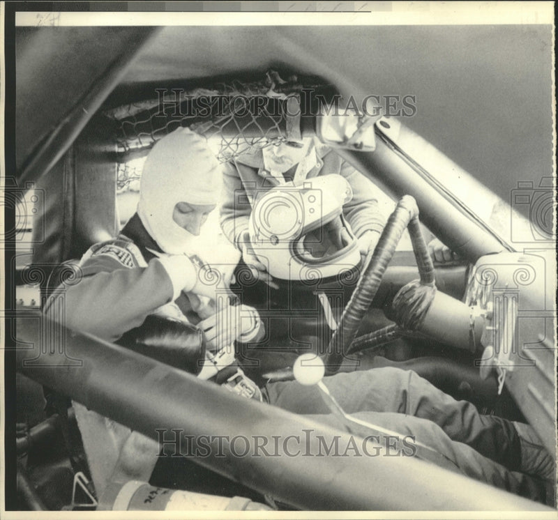 Load image into Gallery viewer, 1976 Press Photo Janet Guthrie, woman race car driver. - now05177
