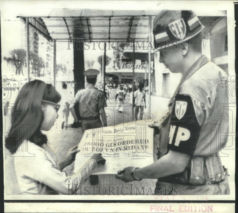 Load image into Gallery viewer, 1969 Press Photo PFC Haines &amp; South Vietnamese girl read newspaper headlines
