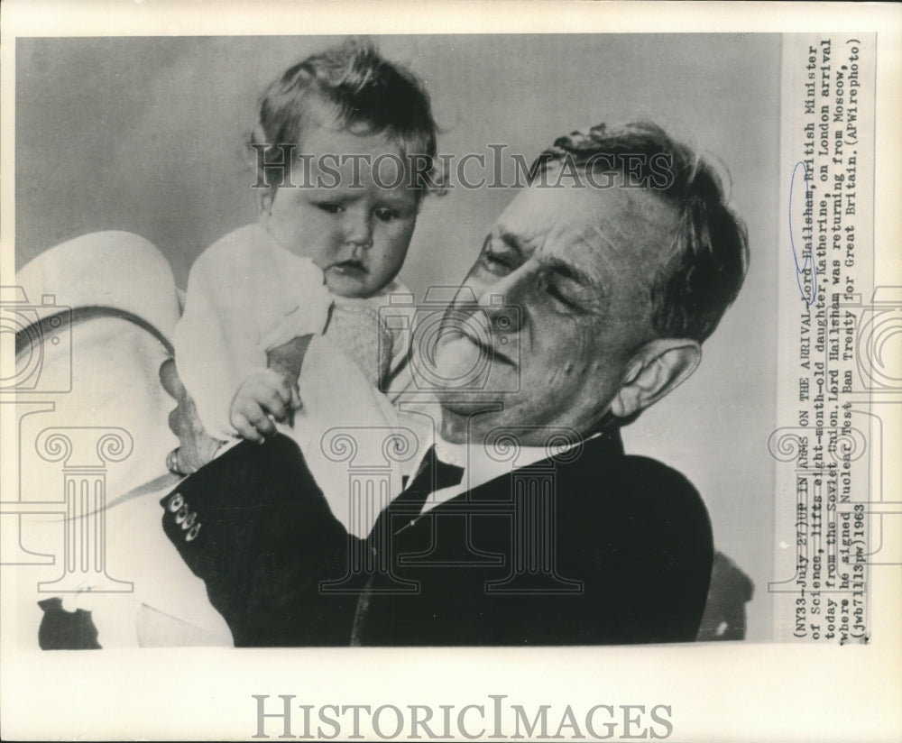 1963 Press Photo Lord Hailsham with daughter Katherine in London - now05188