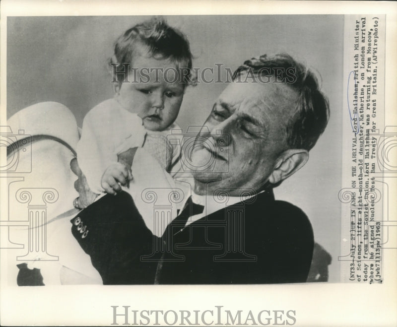 Load image into Gallery viewer, 1963 Press Photo Lord Hailsham with daughter Katherine in London - now05188
