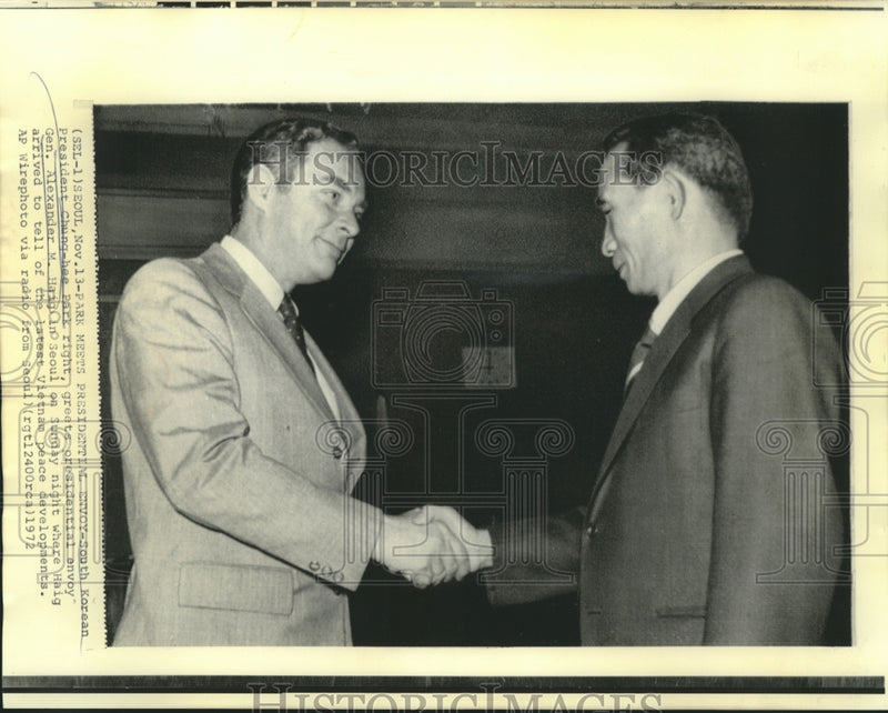 Load image into Gallery viewer, 1972 Press Photo South Korean President Chung-hee greets General Haig in Seoul
