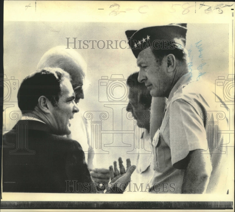 Load image into Gallery viewer, 1972 Press Photo General Alexander Haig &amp; Commander Weyand confer in Saigon.
