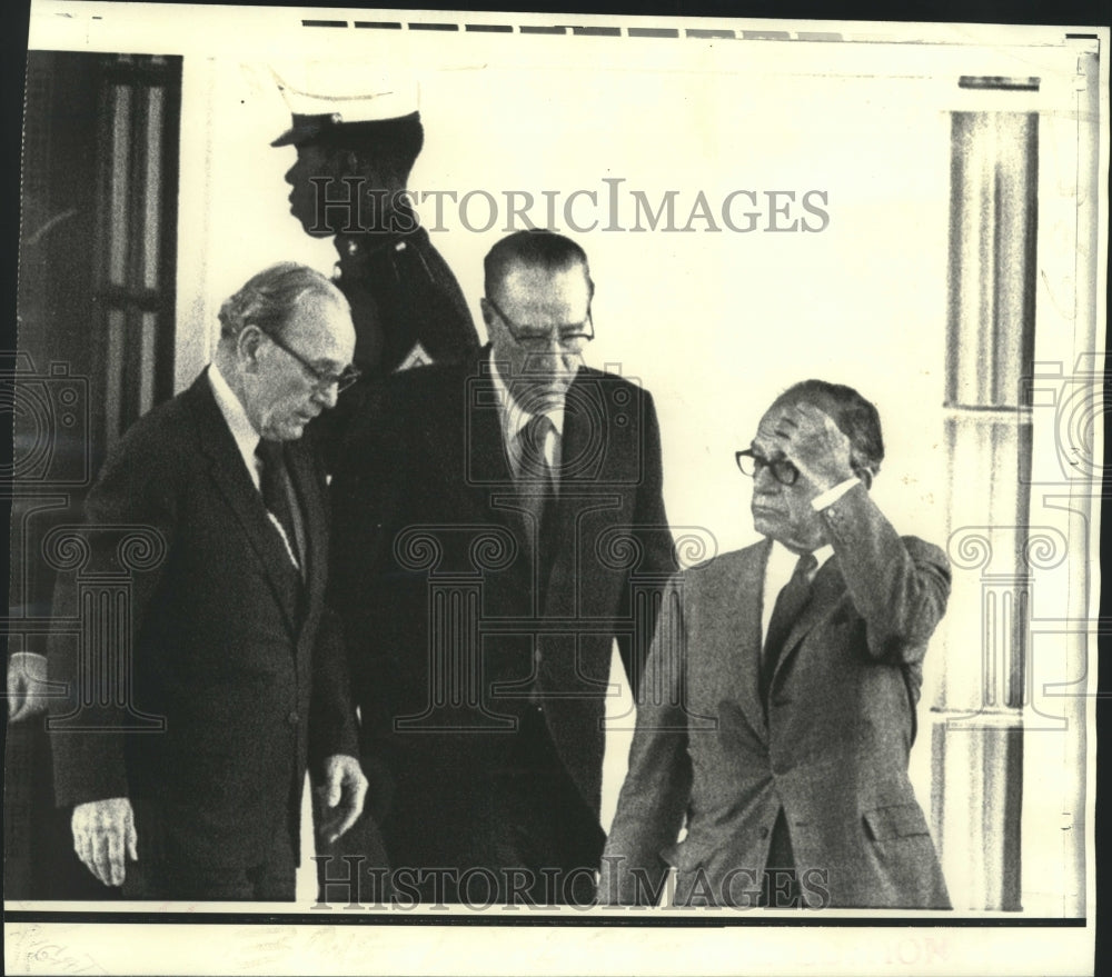 1973 Press Photo Senator Fulbright &amp; other Congressional leaders at White House.