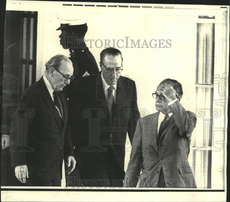 Load image into Gallery viewer, 1973 Press Photo Senator Fulbright &amp; other Congressional leaders at White House.
