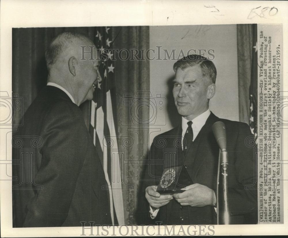 1959 Press Photo British explorer Sir Vivian Fuchs honored by Nat. Georgraphic