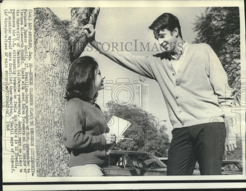 1968 Press Photo Fernande Bunker Gentil chats with Karen Tetamore on campus.