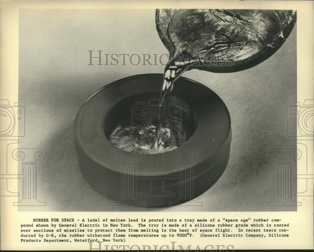 1961 Press Photo Molten lead poured in "space age" rubber compound tray at GE