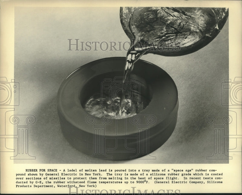 Load image into Gallery viewer, 1961 Press Photo Molten lead poured in "space age" rubber compound tray at GE
