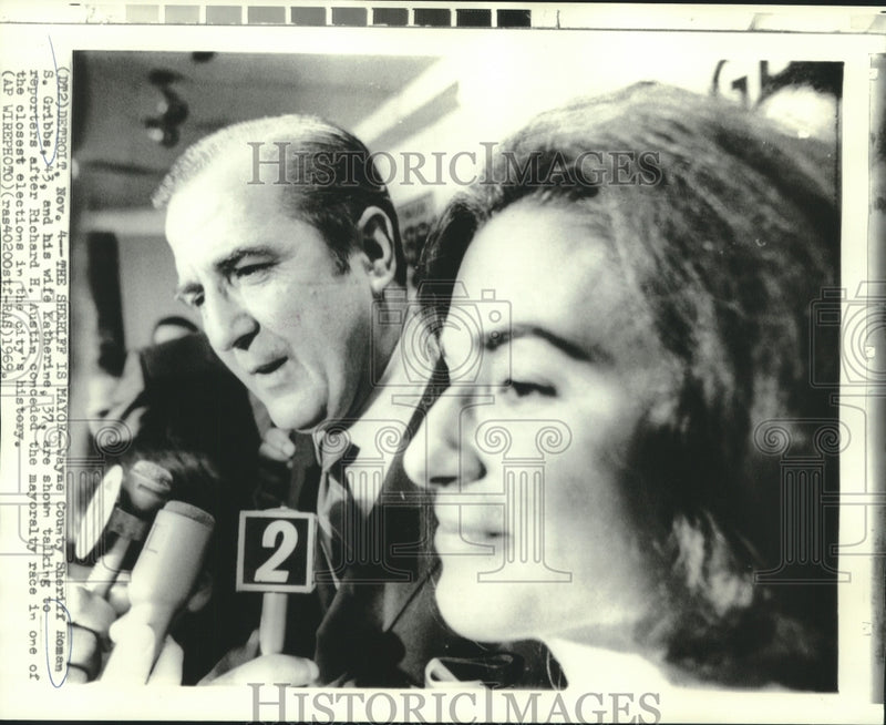 Load image into Gallery viewer, 1969 Press Photo Sheriff Roman Gribbs &amp; wife Katherine talk with reporters.
