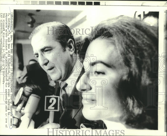 1969 Press Photo Sheriff Roman Gribbs & wife Katherine talk with reporters.