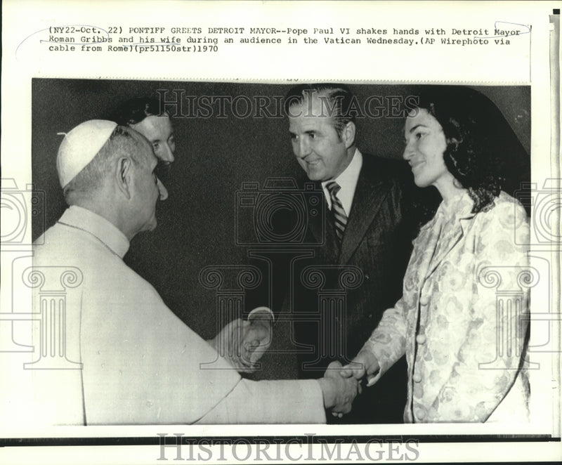 Load image into Gallery viewer, 1970 Press Photo Pope Paul VI with Detroit Mayor Gribbs and wife at Vatican
