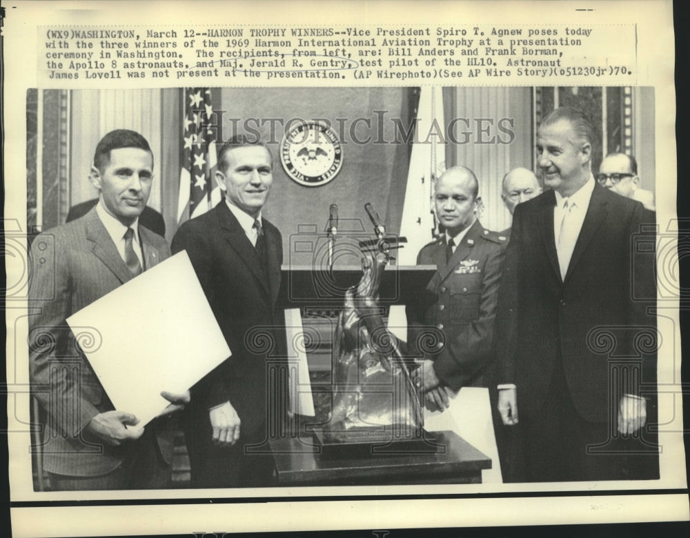 1970 Press Photo Major Jerald Gentry & others at Harmon International ceremony.