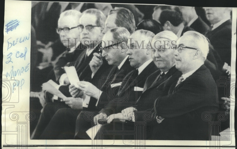 1969 Press Photo Officials at West German Federal Assembly in West Berlin