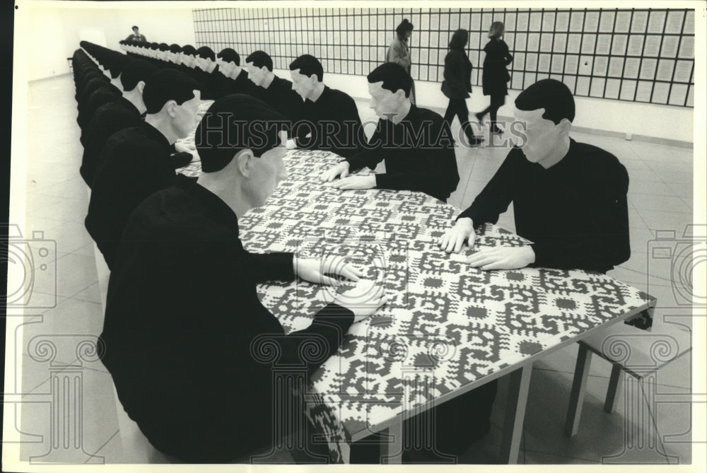 1992 Press Photo &quot;Table Society&quot; on display at Frankfurt, Germany&#39;s new museum