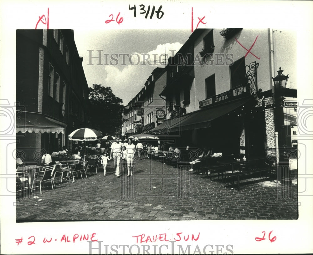 1985 Press Photo Tourists on the streets of Sachsenhausen of Frankfurt, Germany