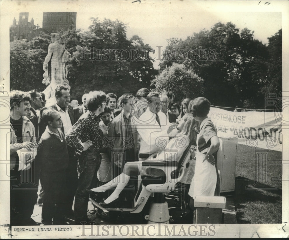 1968 Press Photo Dental health drive in Munich, Germany&#39;s Botanical Gardens