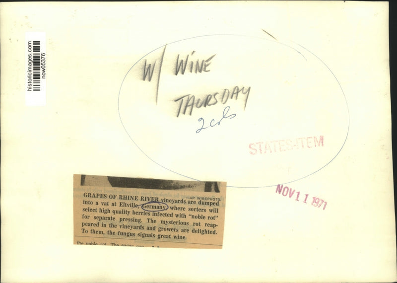 Load image into Gallery viewer, 1971 Press Photo Rhine River vineyard grapes dumped in vat at Eltville, Germany
