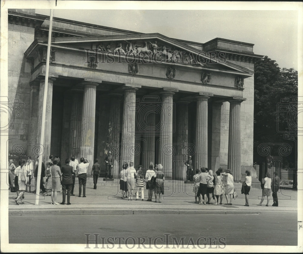 1967 Press Photo Tourists &amp; East Berliners wait for guard changing at Wachthaus