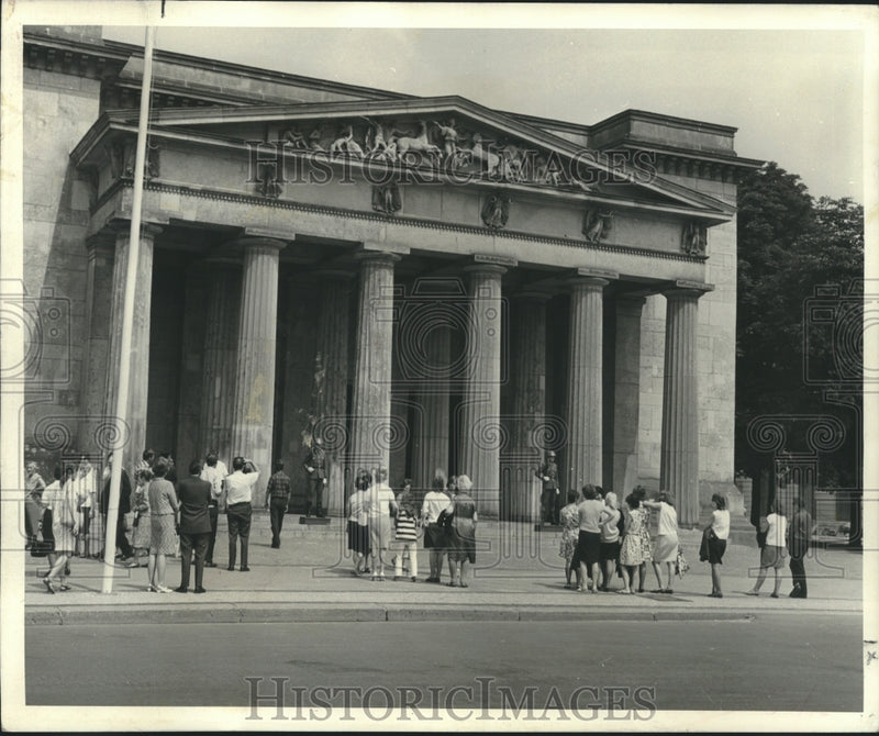 Load image into Gallery viewer, 1967 Press Photo Tourists &amp; East Berliners wait for guard changing at Wachthaus
