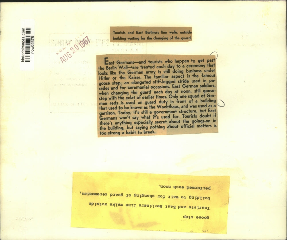 1967 Press Photo Tourists & East Berliners wait for guard changing at Wachthaus