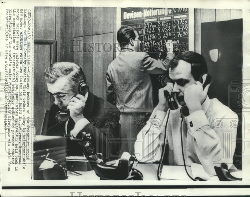 Load image into Gallery viewer, 1968 Press Photo Frankfurt Stock Exchange brokers on phones with rates listed
