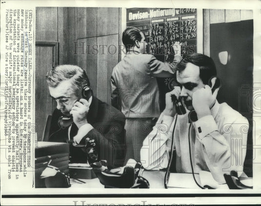 1968 Press Photo Frankfurt Stock Exchange brokers on phones with rates listed