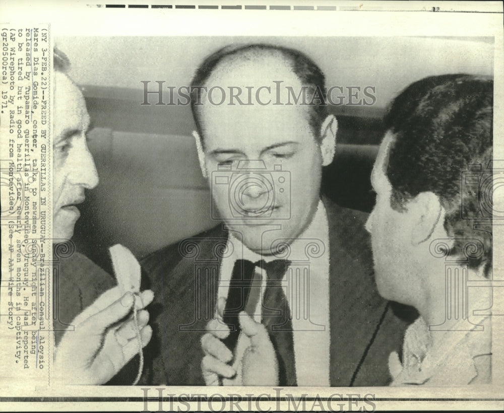 1971 Press Photo Brazilian Consul Gomide with newsmen in Montevideo, Uruguay.