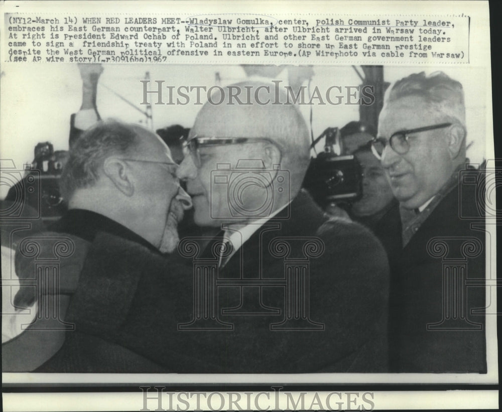 1967 Press Photo Poland&#39;s Gomulka and East Germany&#39;s Ulbricht embrace in Warsaw.