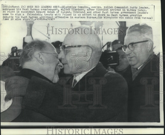 1967 Press Photo Poland's Gomulka and East Germany's Ulbricht embrace in Warsaw.