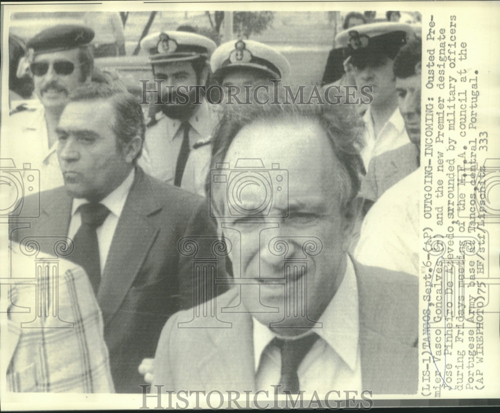 1975 Press Photo Ousted Premier Goncalves &amp; new premier at Tancos, Portugal.