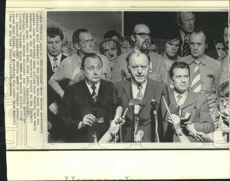 Load image into Gallery viewer, 1972 Press Photo Hans-Dietrich Genscher &amp; other West German government officials
