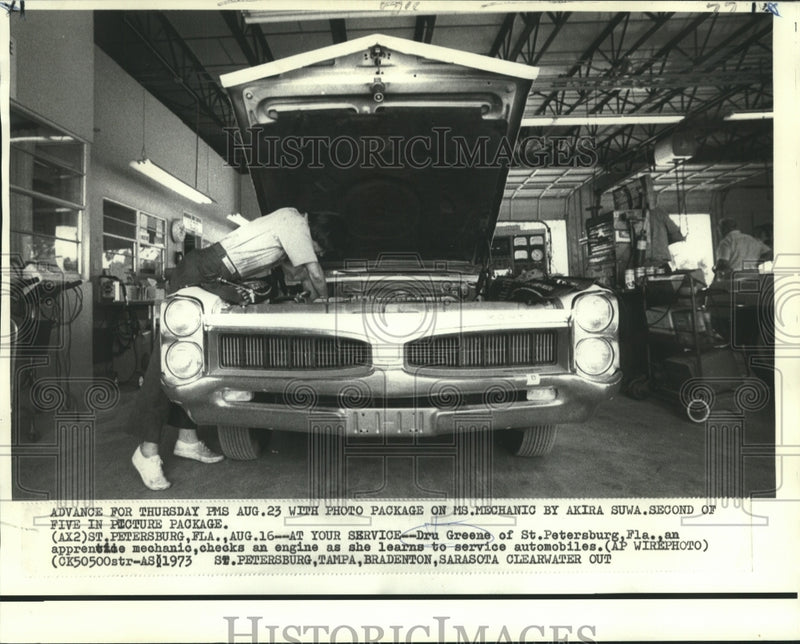 Load image into Gallery viewer, 1973 Press Photo Dru Greene of St. Petersburg, Florida-woman apprentice mechanic
