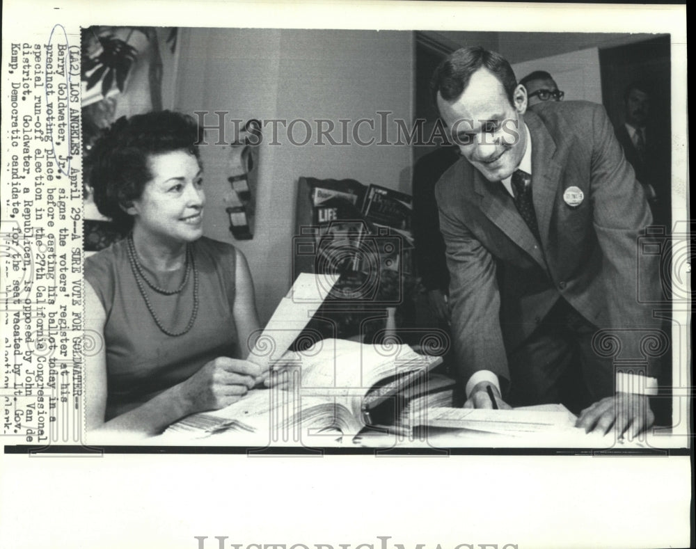 1969 Press Photo Barry Goldwater, Jr., signs voters&#39; register at his precinct