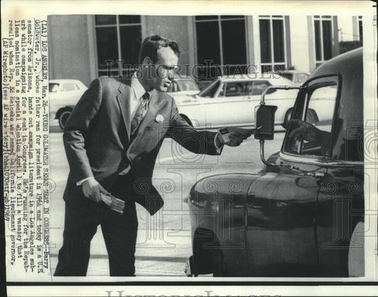 1969 Press Photo Barry Goldwater, Jr., hands out campaign literature in CA
