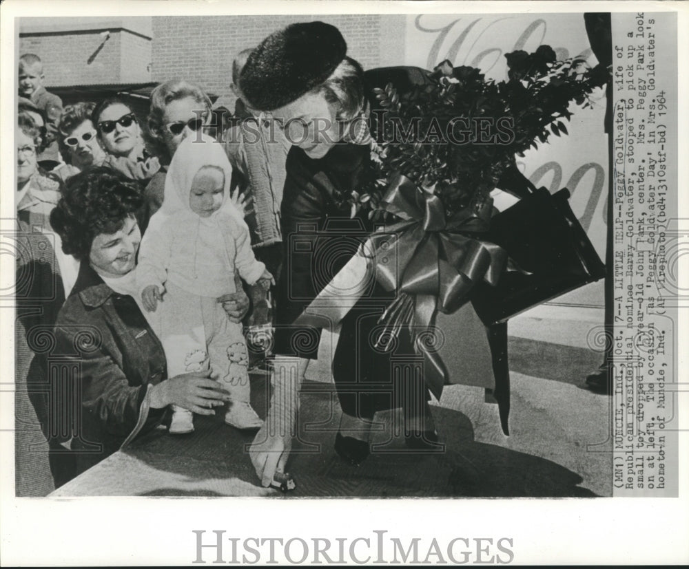 1964 Press Photo Mrs. Goldwater picks up toy dropped by John Park in Muncie, IN