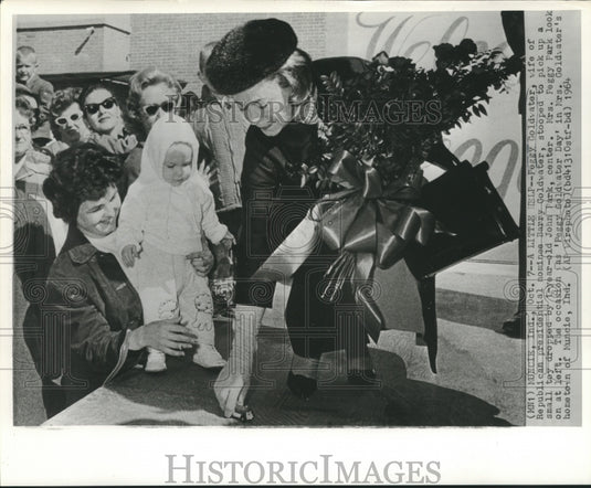 1964 Press Photo Mrs. Goldwater picks up toy dropped by John Park in Muncie, IN