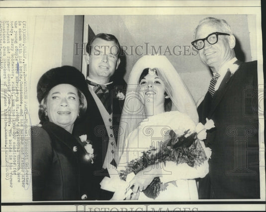 1967 Press Photo Michael Goldwater & wife Constance shown with his parents