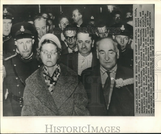 1961 Press Photo Mrs. Alexei Golub with Soviet officials & Dutch police to plane