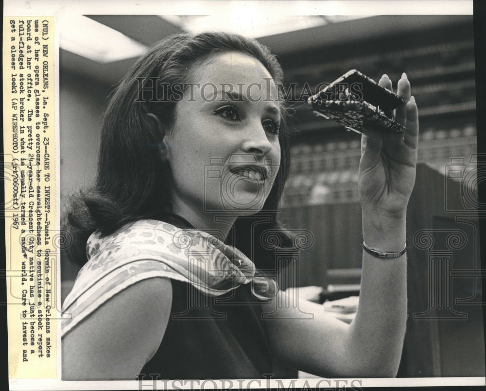 1967 Press Photo Stock broker Pamela Gormin views stock board with opera glasses