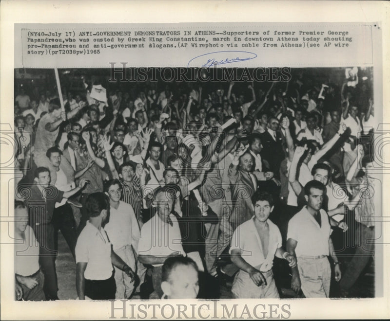 Load image into Gallery viewer, 1965 Press Photo Anti-Government demonstrators in Athens, Greece - now05575
