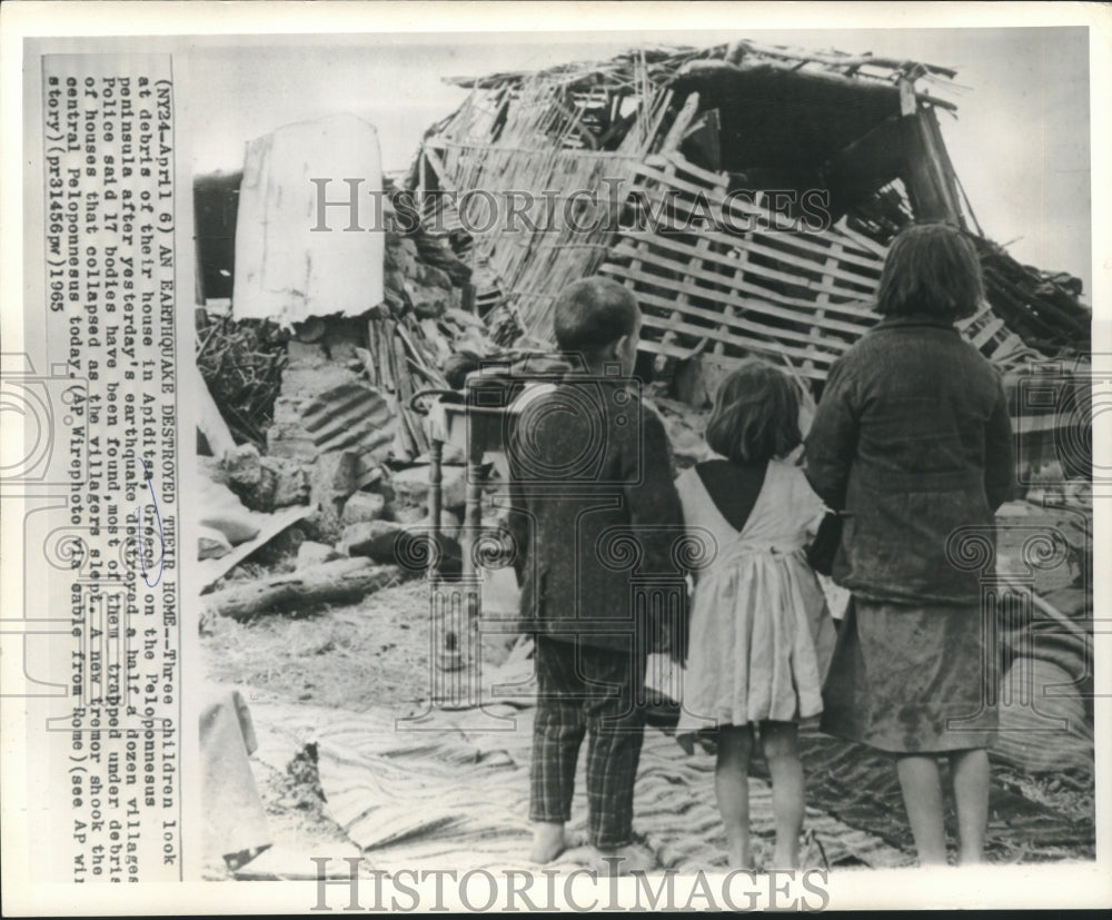 1965 Press Photo Apiditsa Greek children look at their earthquake destroyed home