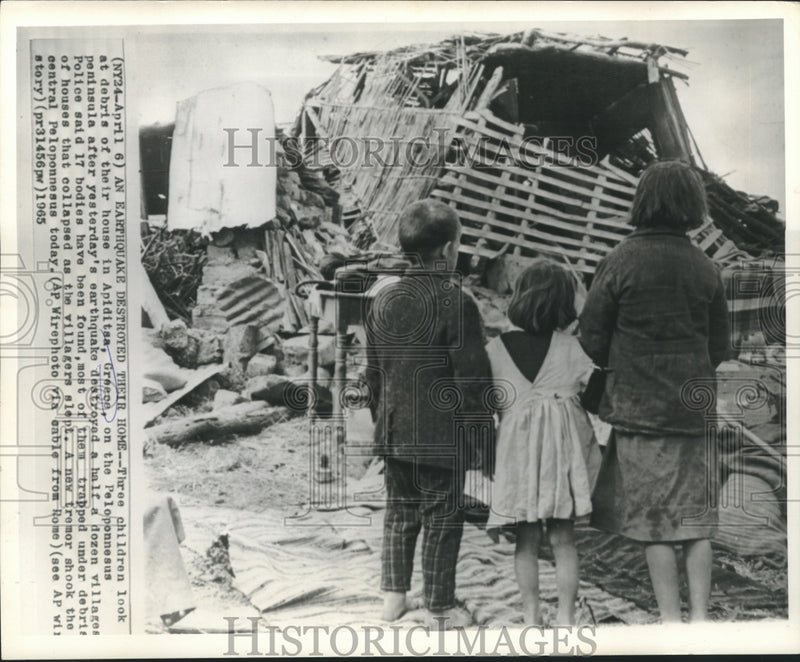 Load image into Gallery viewer, 1965 Press Photo Apiditsa Greek children look at their earthquake destroyed home
