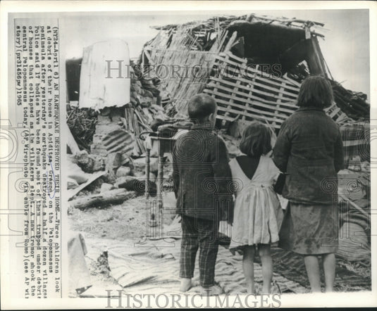 1965 Press Photo Apiditsa Greek children look at their earthquake destroyed home