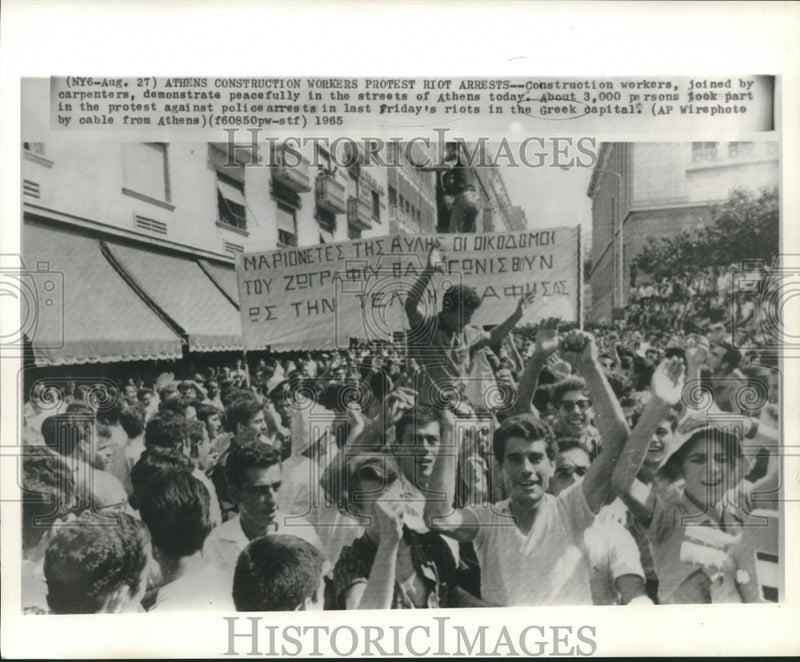 Load image into Gallery viewer, 1965 Press Photo Construction workers &amp; carpenters demonstrate in Athens, Greece
