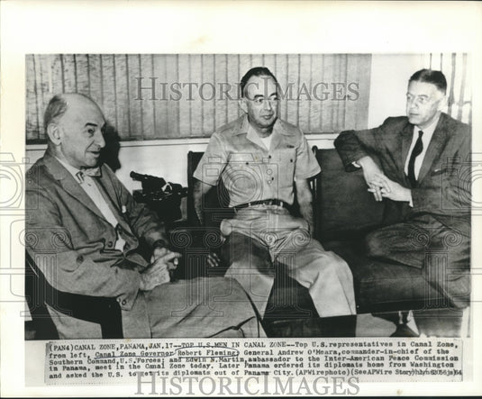 1964 Press Photo Canal Zone Governor Fleming & others meet in Canal Zone
