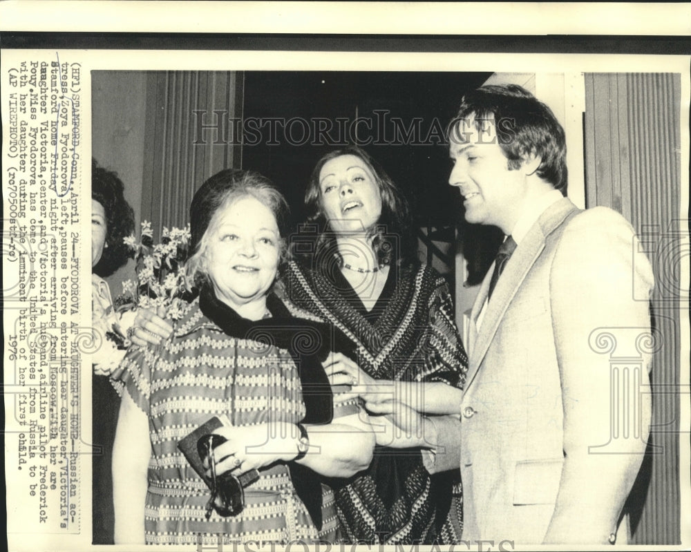 1976 Press Photo Zoya Fyodorova with daughter Victoria and Frederick Pouy in CT