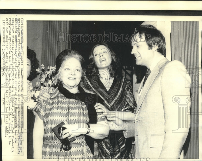 Load image into Gallery viewer, 1976 Press Photo Zoya Fyodorova with daughter Victoria and Frederick Pouy in CT

