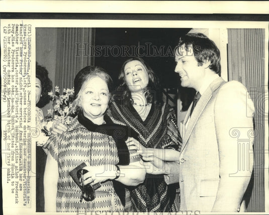 1976 Press Photo Zoya Fyodorova with daughter Victoria and Frederick Pouy in CT