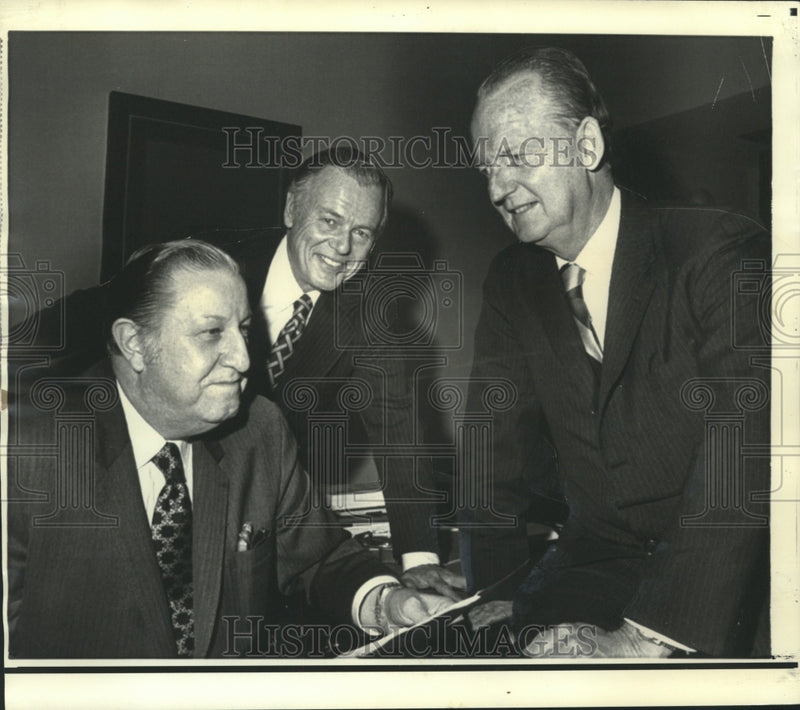 Load image into Gallery viewer, 1972 Press Photo Assistant Secretary of State Green &amp; others at meeting
