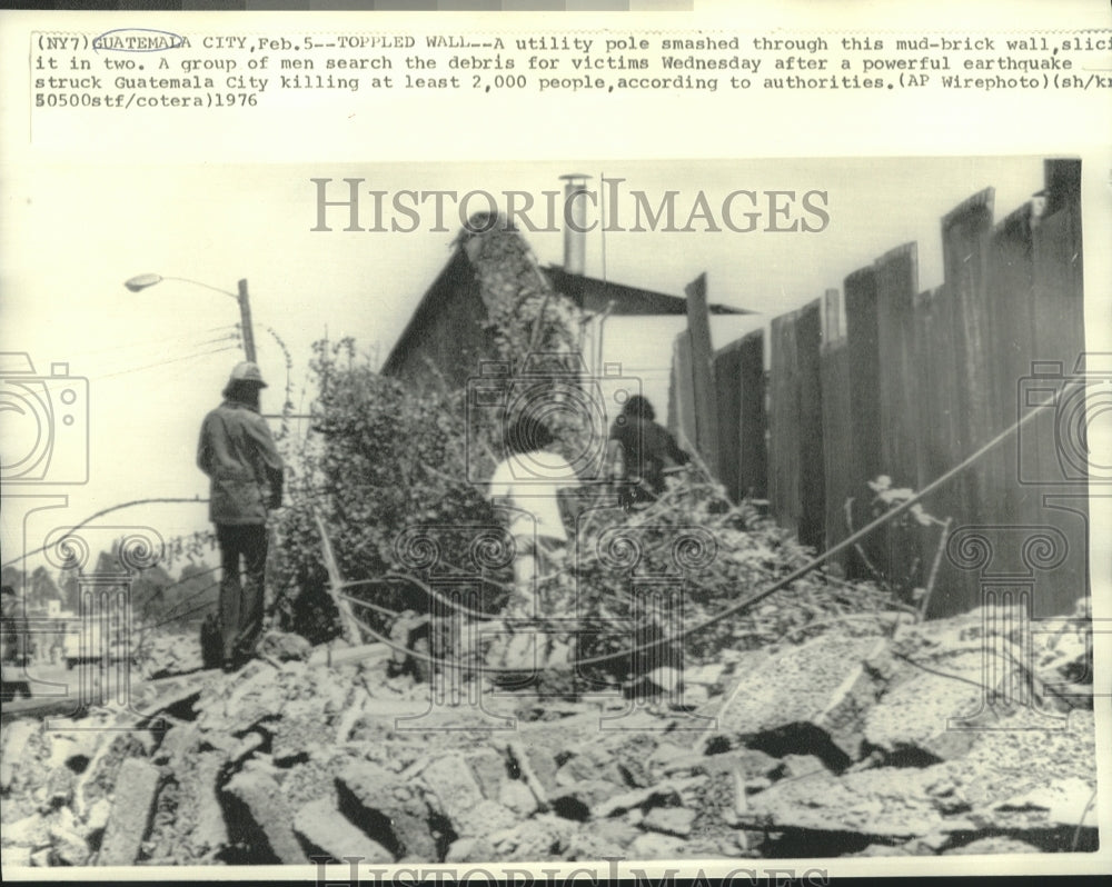 1976 Press Photo Group of men search debris for earthquake victims in Guatemala